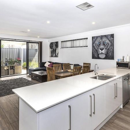 Luxury Home In Christies Beach With King Bed, Nbn, Netflix, 3Bed 2Bath Eksteriør billede
