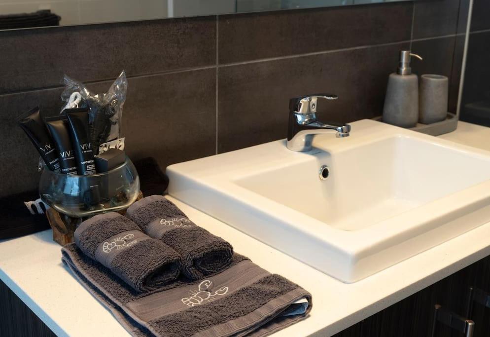 Luxury Home In Christies Beach With King Bed, Nbn, Netflix, 3Bed 2Bath Eksteriør billede