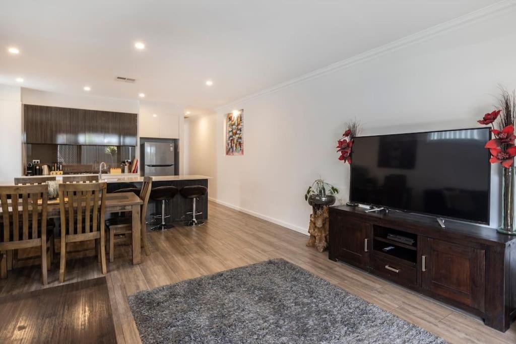 Luxury Home In Christies Beach With King Bed, Nbn, Netflix, 3Bed 2Bath Eksteriør billede
